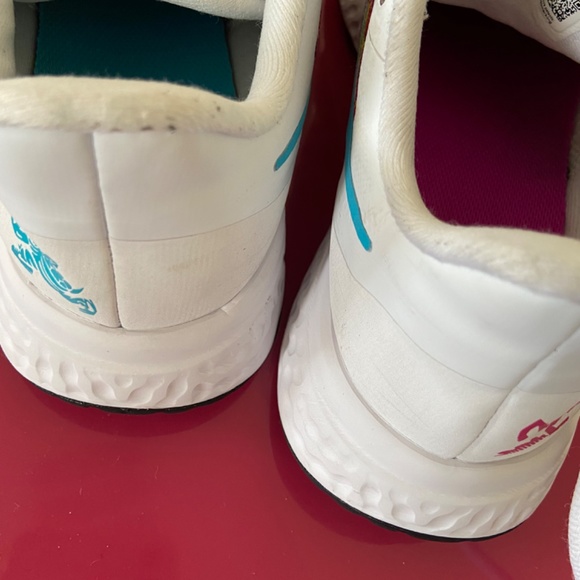 Nike Girls Revolution 5 Fable GS Running Shoes White Blue CJ2092-100 4Y, Pre own - Picture 4 of 6